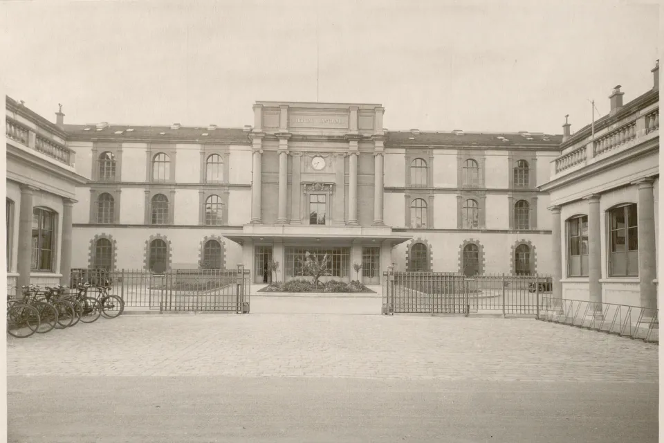 Façade avec une horloge et un péristyle. 