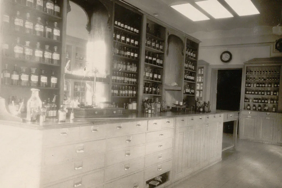 Meubles remplis de pots et bouteilles, nombreux tiroirs.