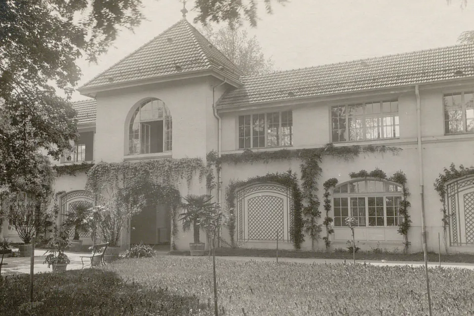 Vue extérieure sur la passerelle qui lie l'Hôpital cantonal à la Clinique chirurgicale, dans un cadre très végétalisé.