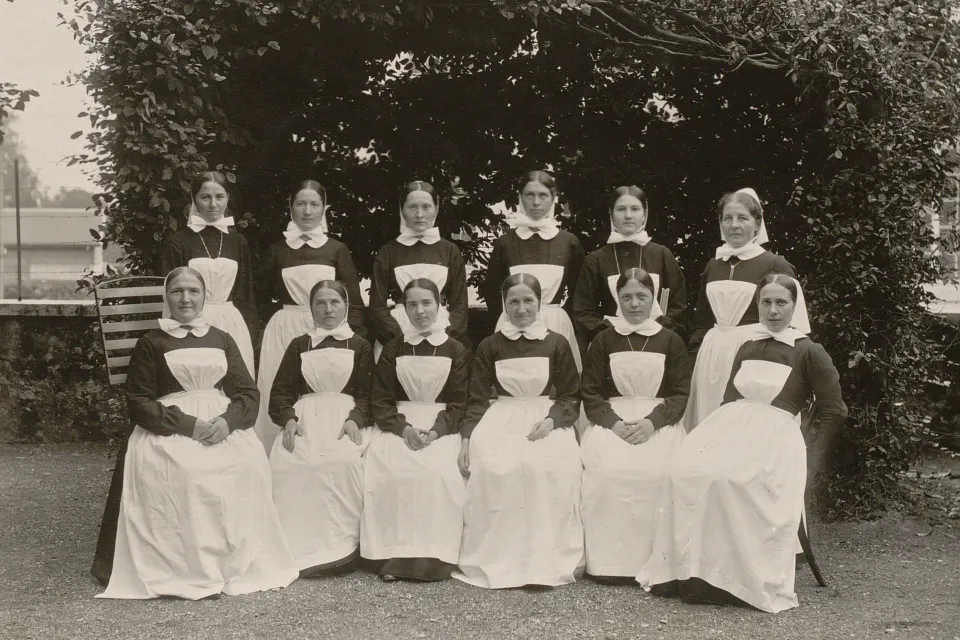 Photo de groupe de 12 diaconesses.