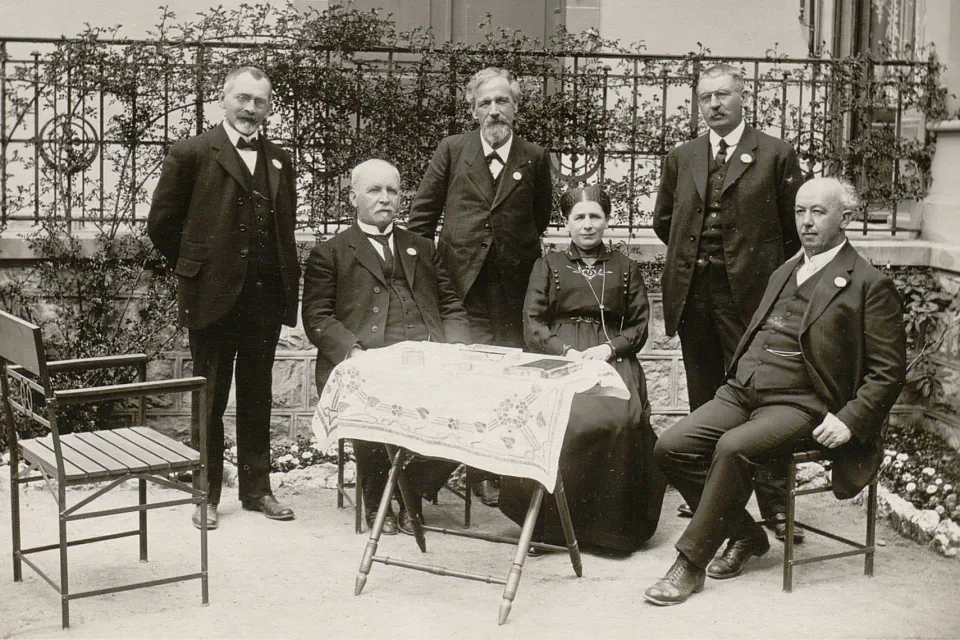 Photo de groupe sur une terrasse. Cinq hommes et une femme.