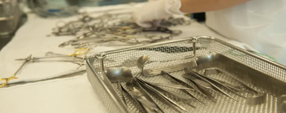 Stérilisation centrale. La zone de tri et de lavage, destinée au matériel en provenance des blocs opératoires. Crédit: Julien Gregorio