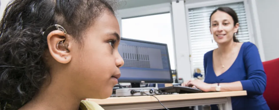 Photo d'un implant cochléaire chez un enfant - HUG
