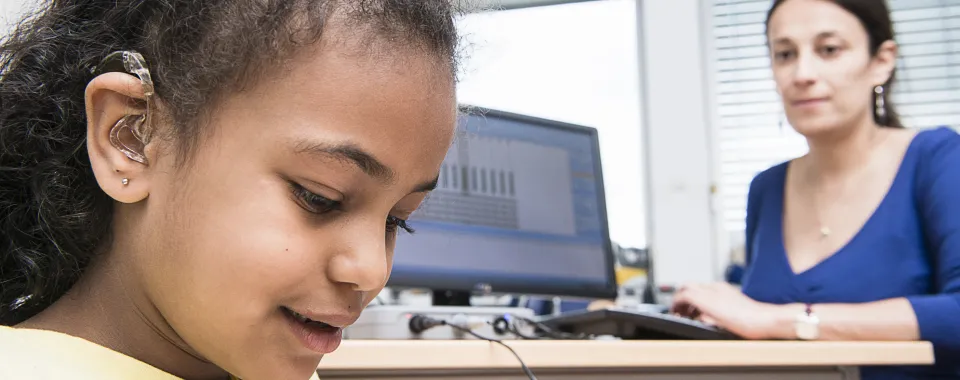 implant cochléaire : enfant en consultation