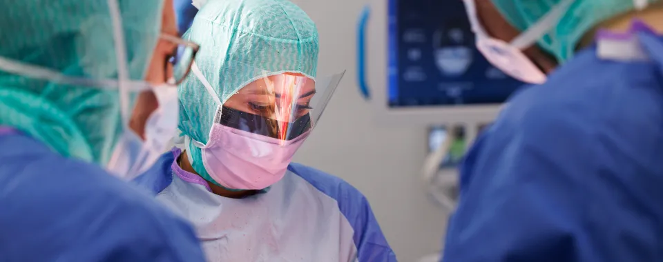 Bloc opératoire, chirurgienne et chirurgiens - Jonathan Imhof | HUG - 2025Jonathan Imhof | HUG - 2025