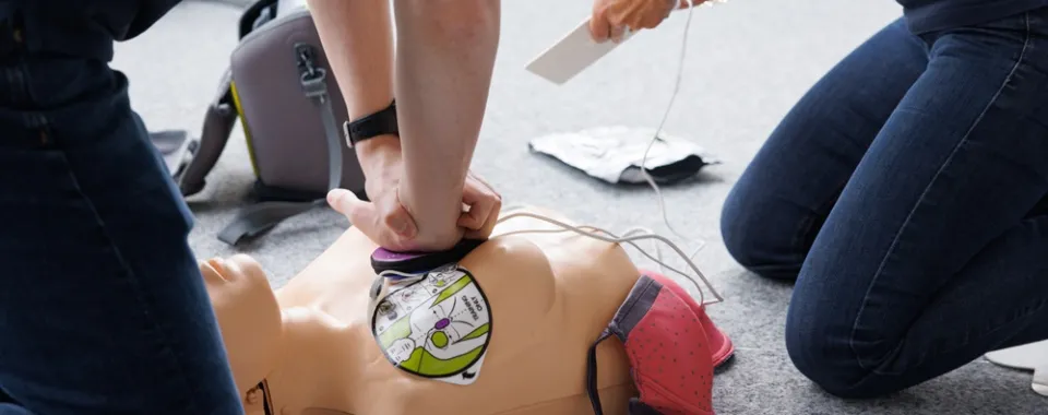 Exercice de massage cardiaque sur mannequin féminin par Save a life
