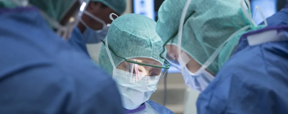 Photo d'une équipe médicale durant une chirurgie - Copyright : HUG - Julien Gregorio