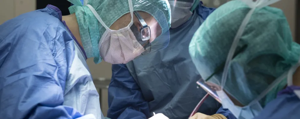 Equipe chirurgicale aux HUG - Copyright : HUG