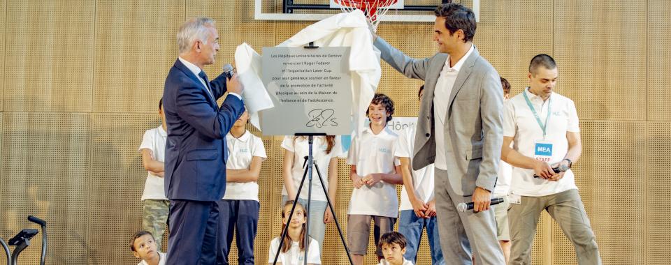 Roger Federer avec Bertrand Levrat et un group d'enfants lors de l'inauguration de la MEA