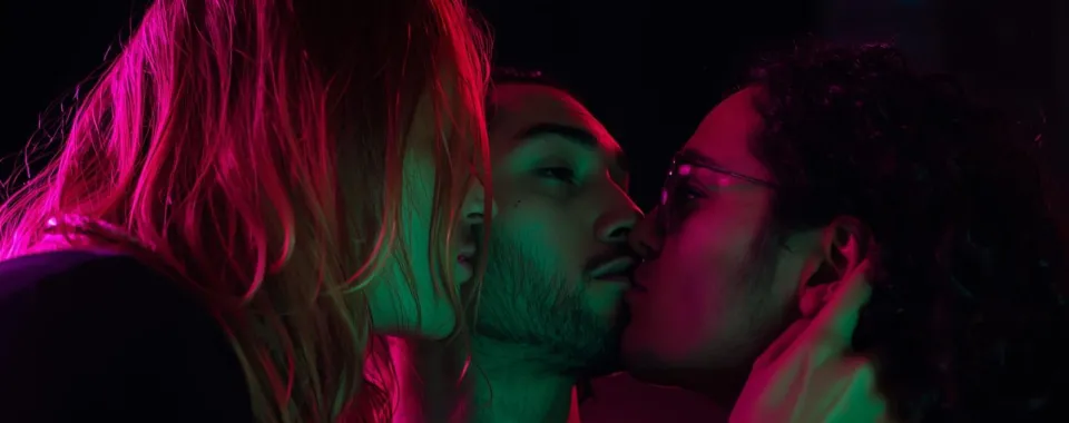 Photo de trois personnes s'embrassant, image générée avec l’aide d’une intelligence artificielle