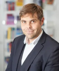 Dr Christopher van Issum